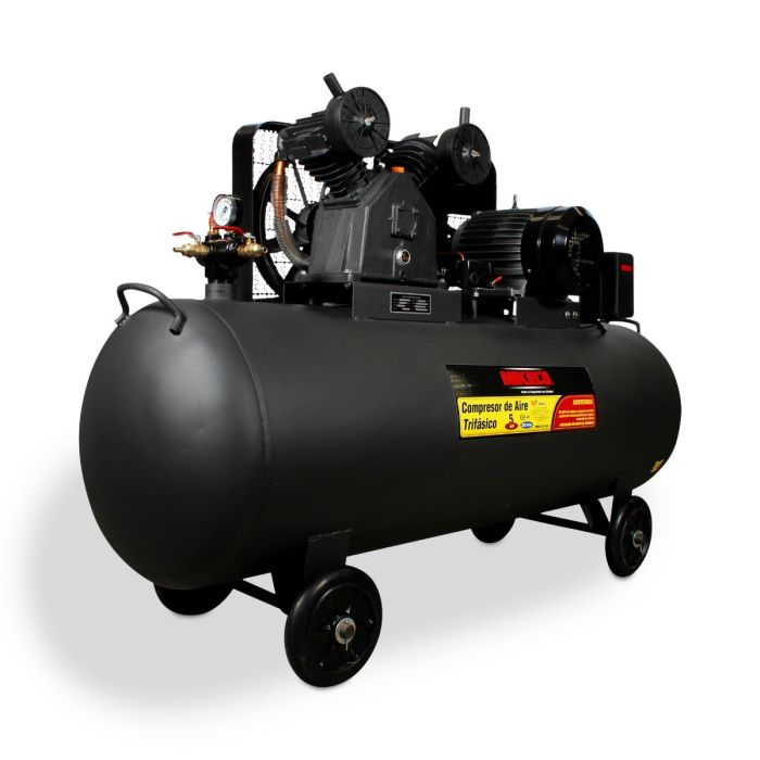 Tiene un motor de gasolina de 13 HP y cabezal de doble pistón conectados por un sistema de poleas y banda (incrementa su eficicencia y tiempo de vida). Cuenta con manometro de presión, y dos válvulas de salida.